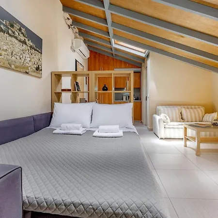 Sunny Skylight Loft! Διαμέρισμα